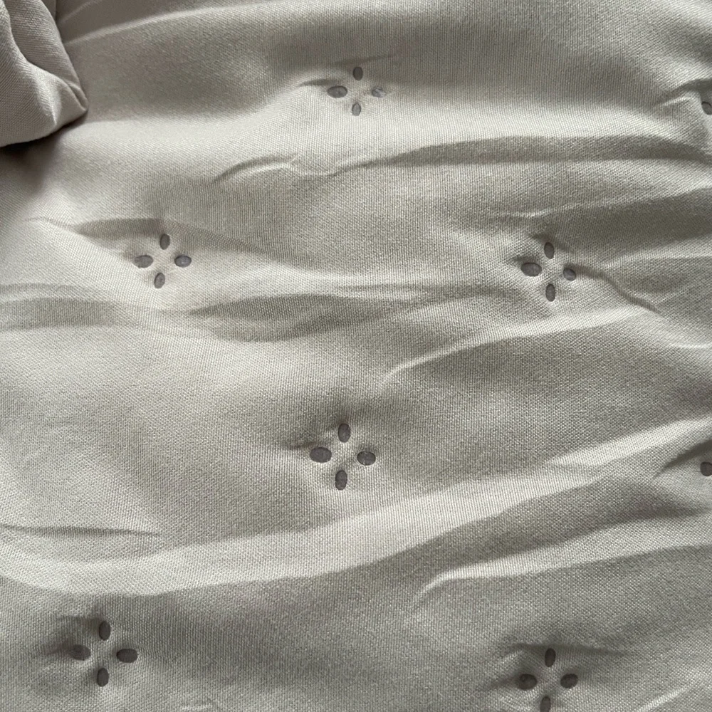 NWOT Comforter & Pillow sham. Oeko-Tex Certified. Bedsure. Light cream. Queen.